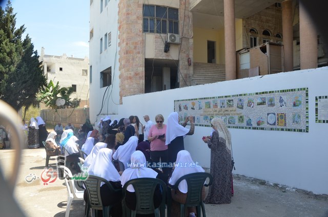 كفرقاسم - فيديو : الرئيس عادل بدير يدشن اللوحة الفنية من ابداعات الأمهات في بيت المسنين وطلاب الزهراء الابتدائية 